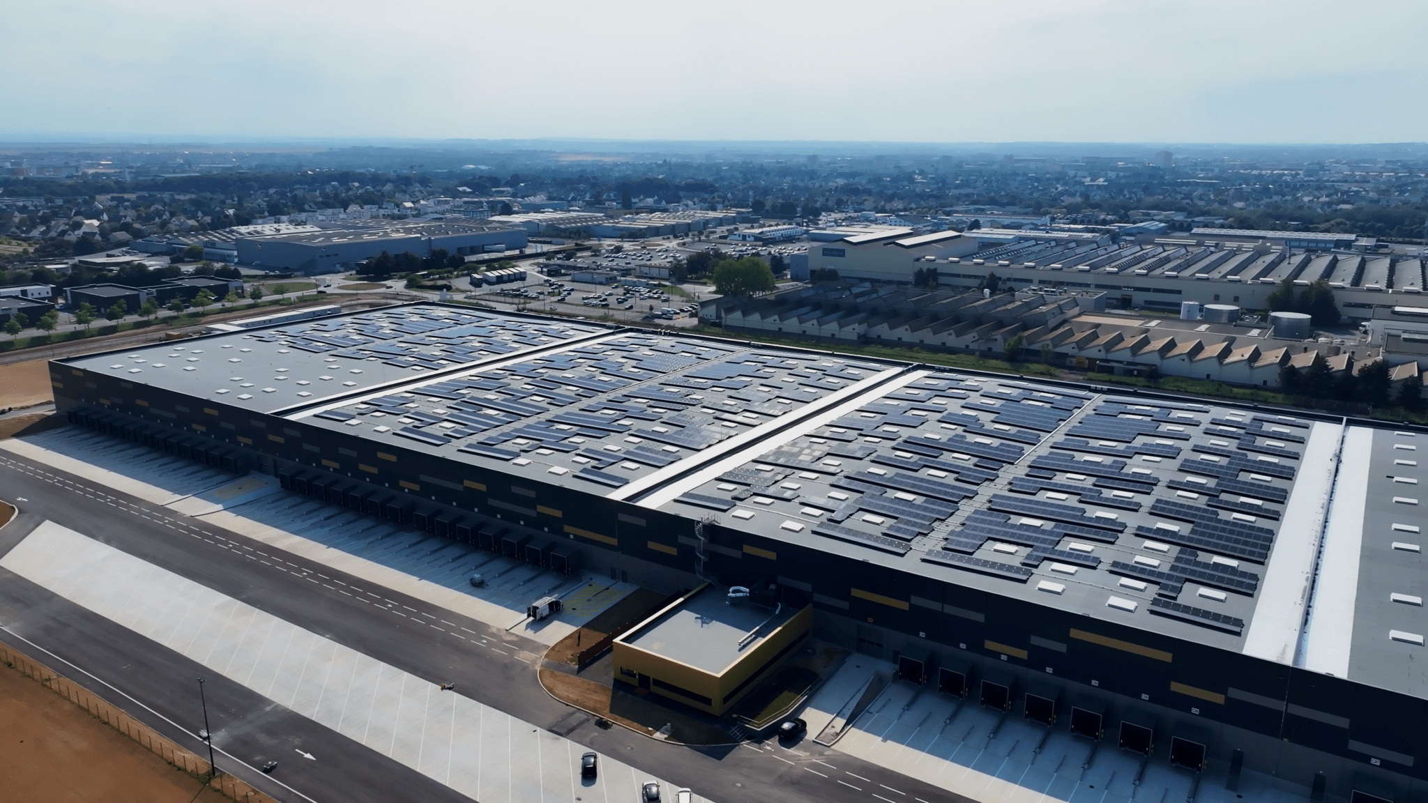 Vue aérienne de l'entrepôt Carrefour Supply Chain et de sa centrale