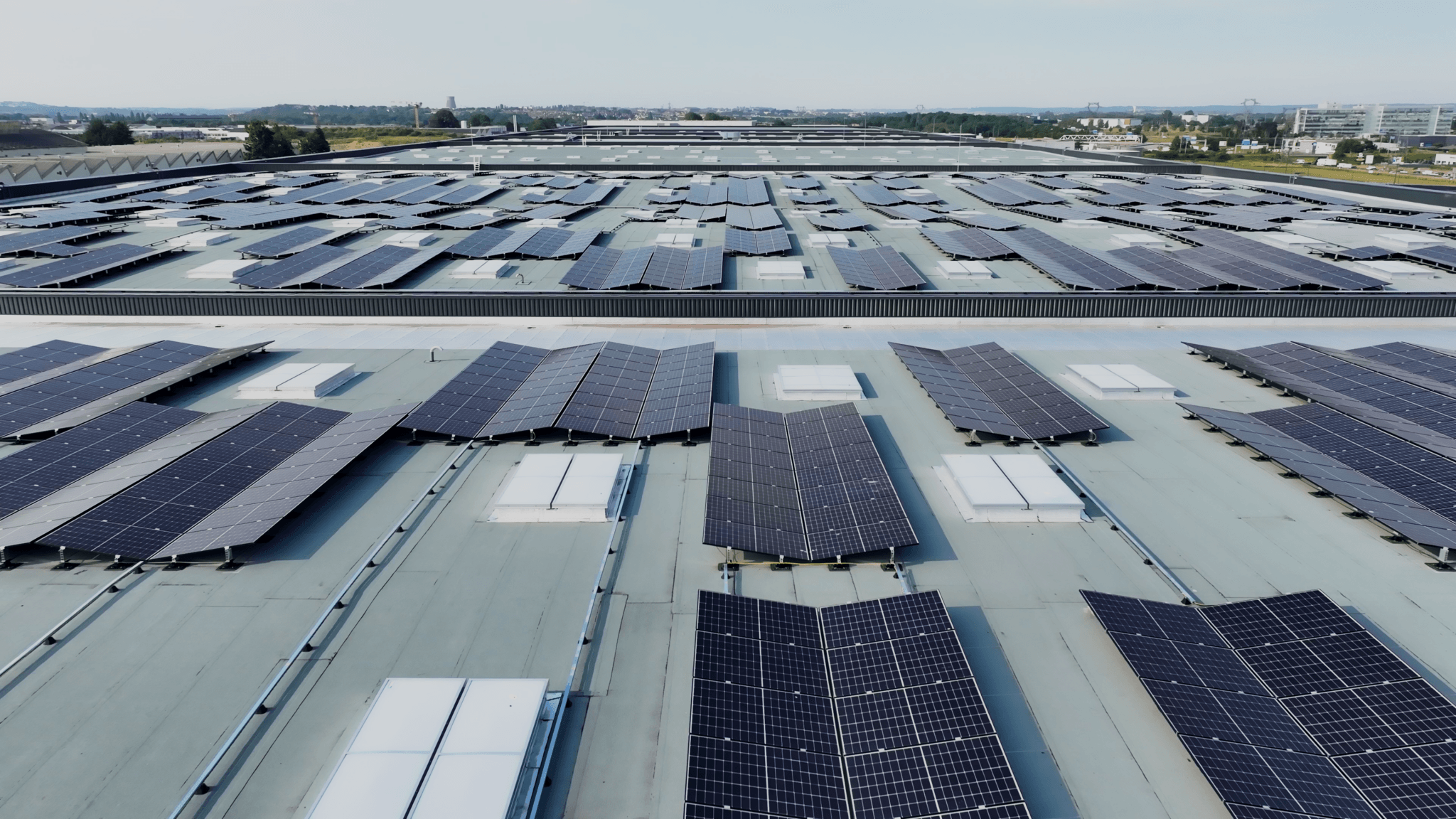 Centrale photovoltaïque sur la toiture de l'entrepôt Argan à Mondeville