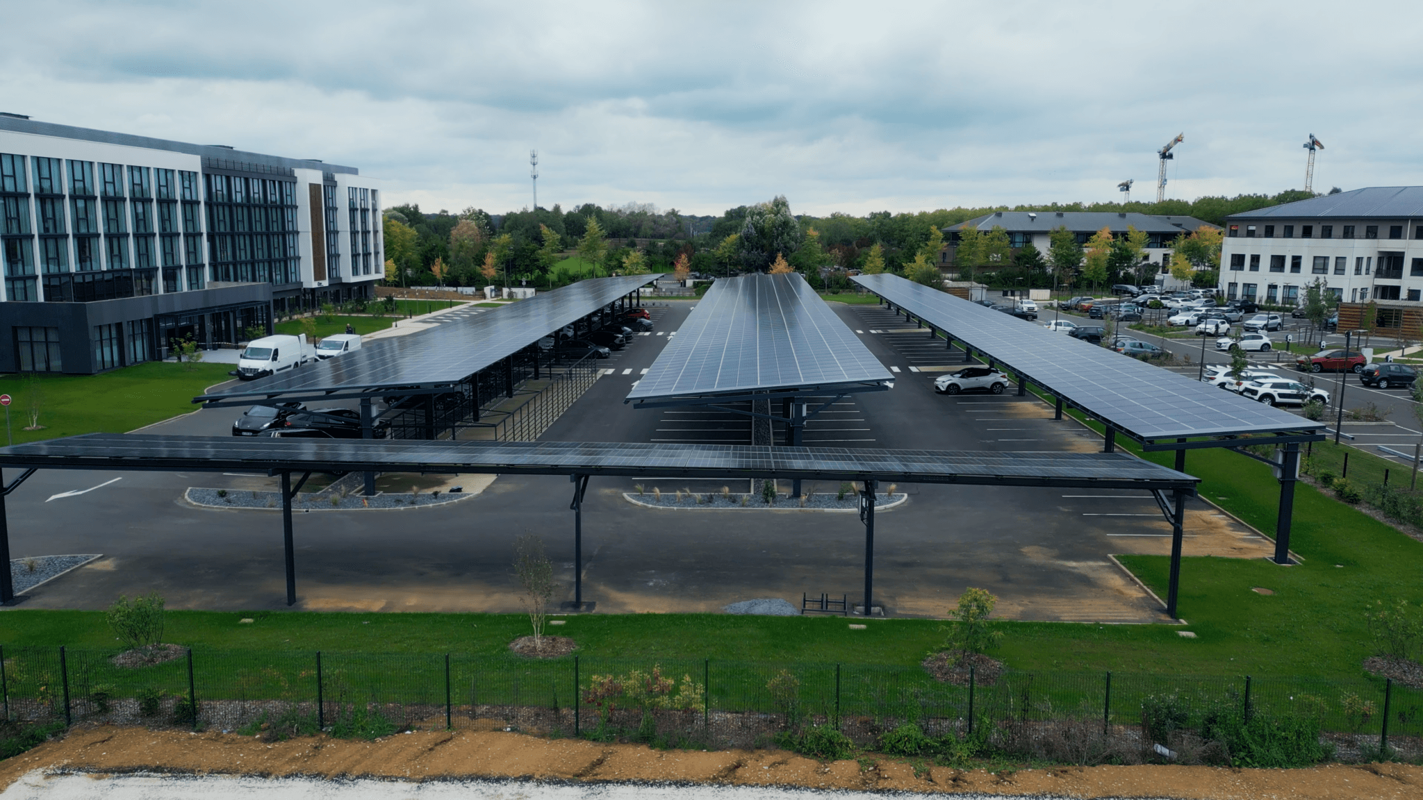Rangées d'ombrières solaires couvrant 250 places de parking