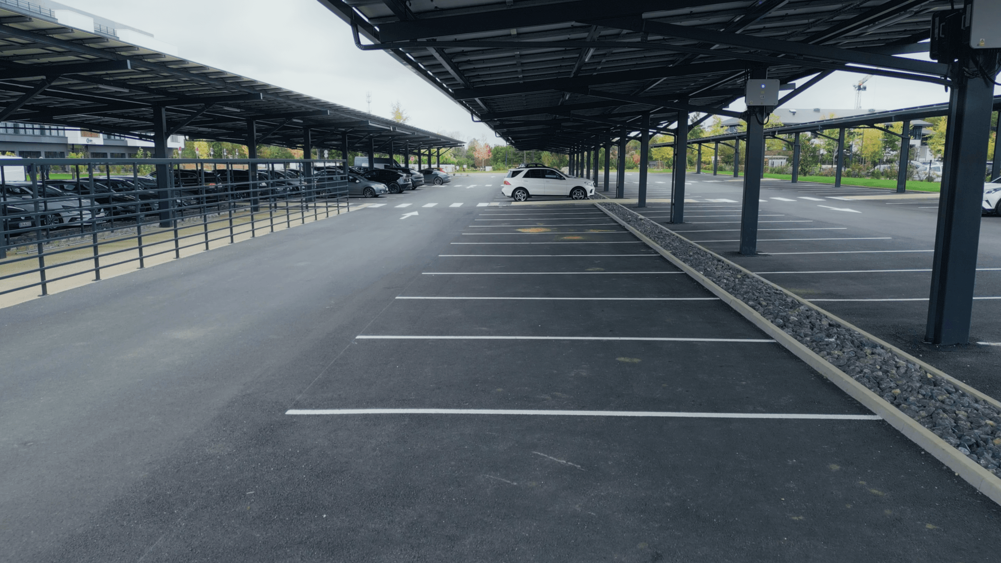 Vue aérienne des ombrières du parking de l'hôtel Ki Space