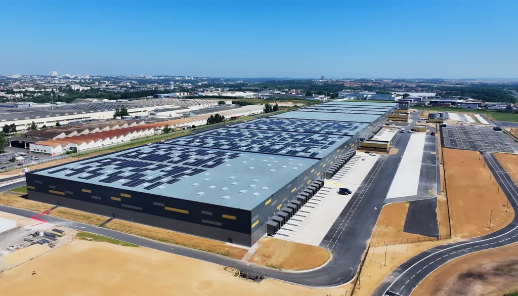 Panneau solaire sur toiture plate hangar industriel Argan pour Carrefour Mondeville