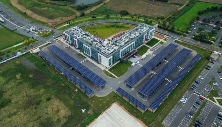 Ombrières photovoltaïques sur le parking de l'hôtel Ki Space à Serris (77)