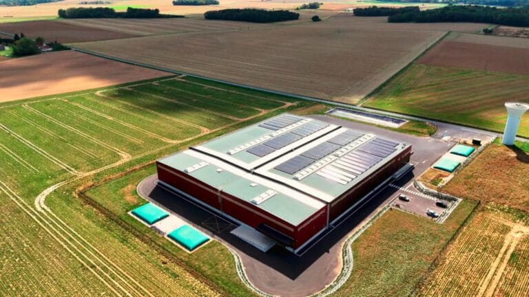 Vue aérienne de la centrale photovoltaïque en toiture des Moulins Bourgeois