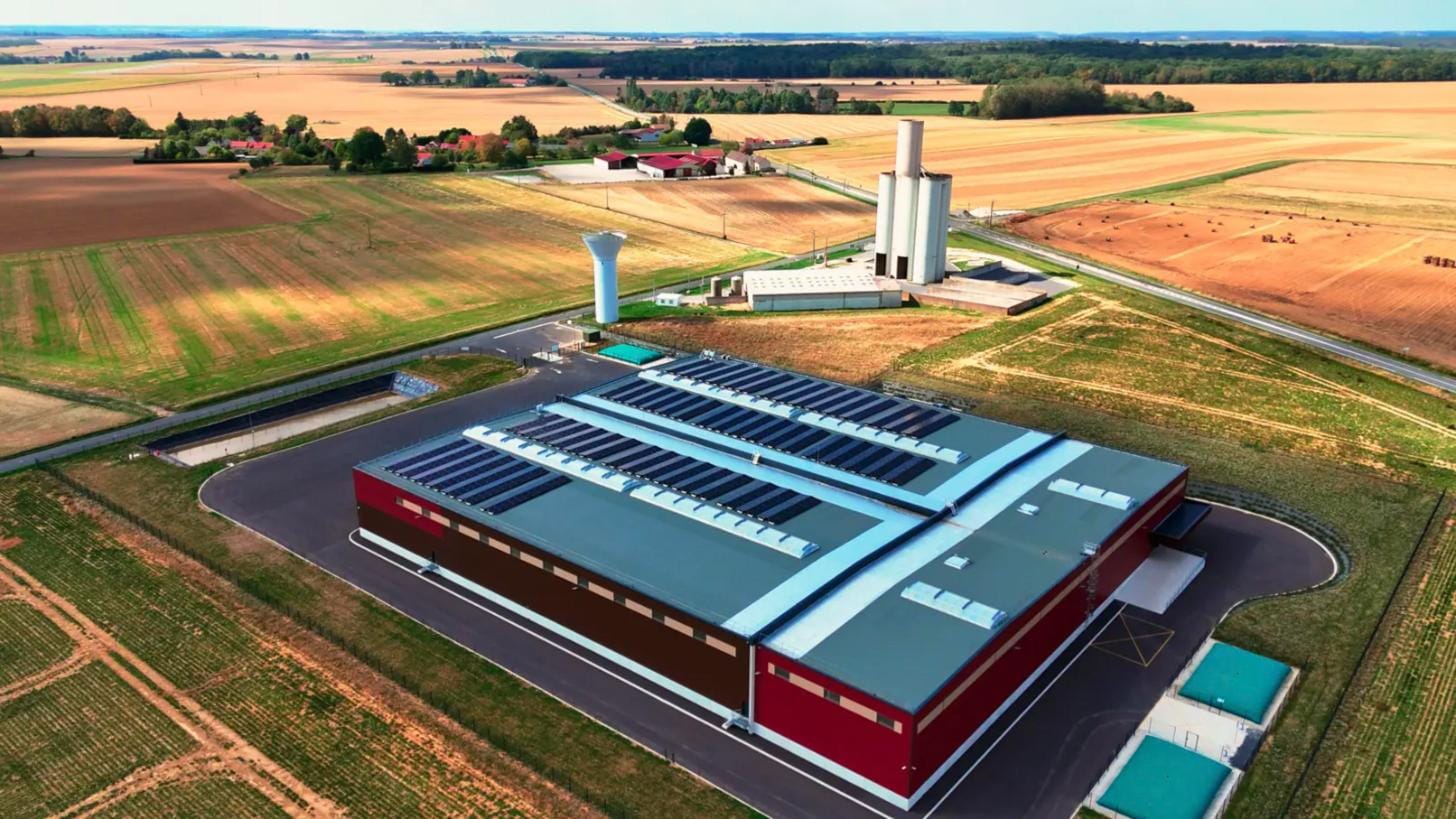 Le site des Moulins Bourgeois et sa centrale en toiture, vue de drone