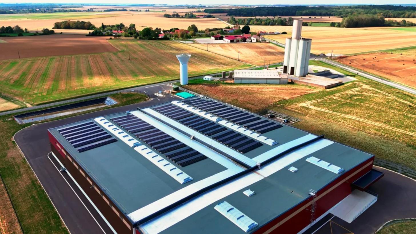 Rangées de panneaux photovoltaïques entre les lanterneaux